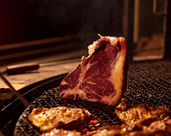 bistecca fiorentina su griglia in cottura verticale